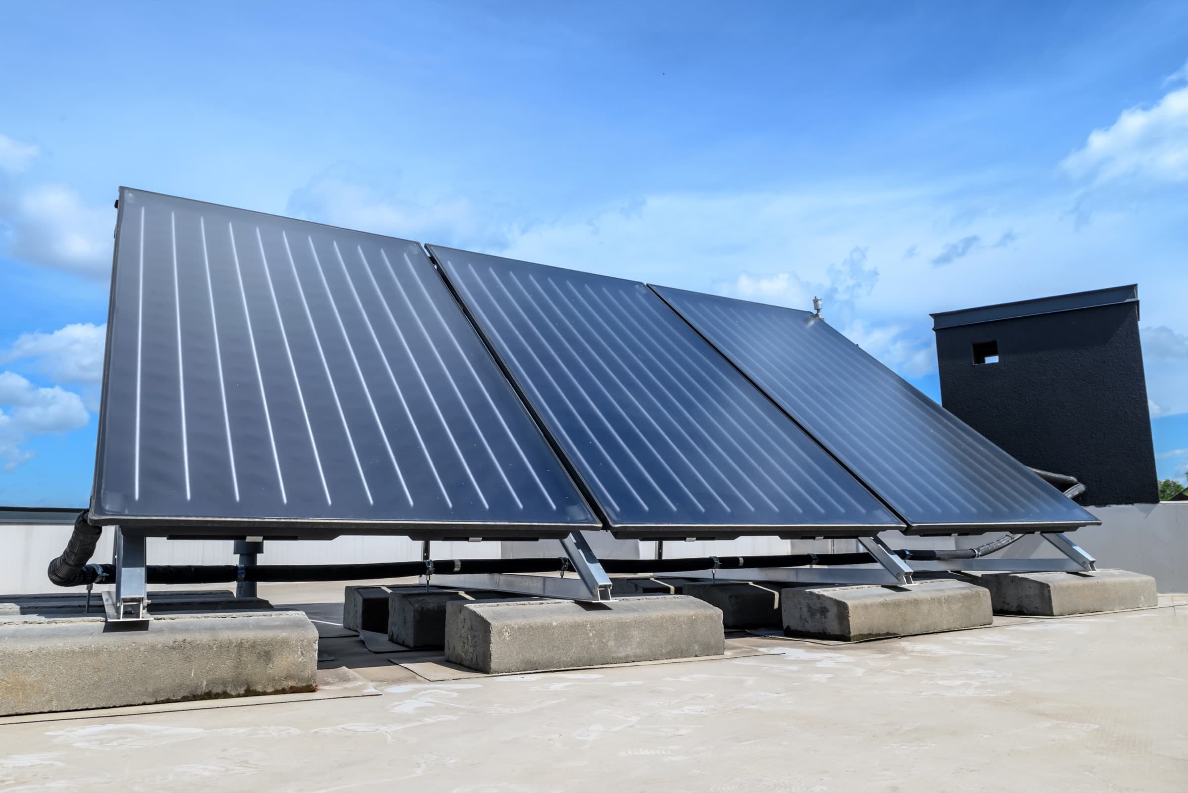 Panneaux solaires thermiques sur toiture Vésenaz Genève